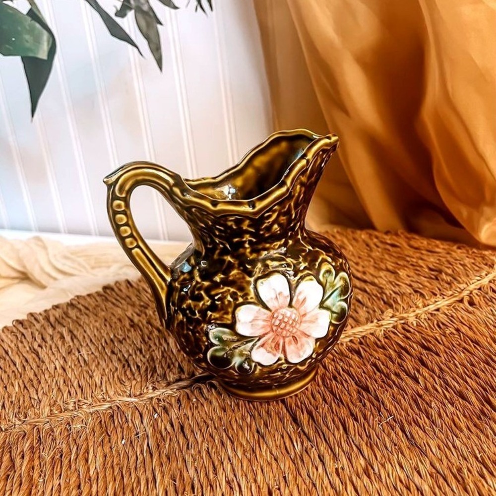 Vintage mini pitcher with a daisy‎